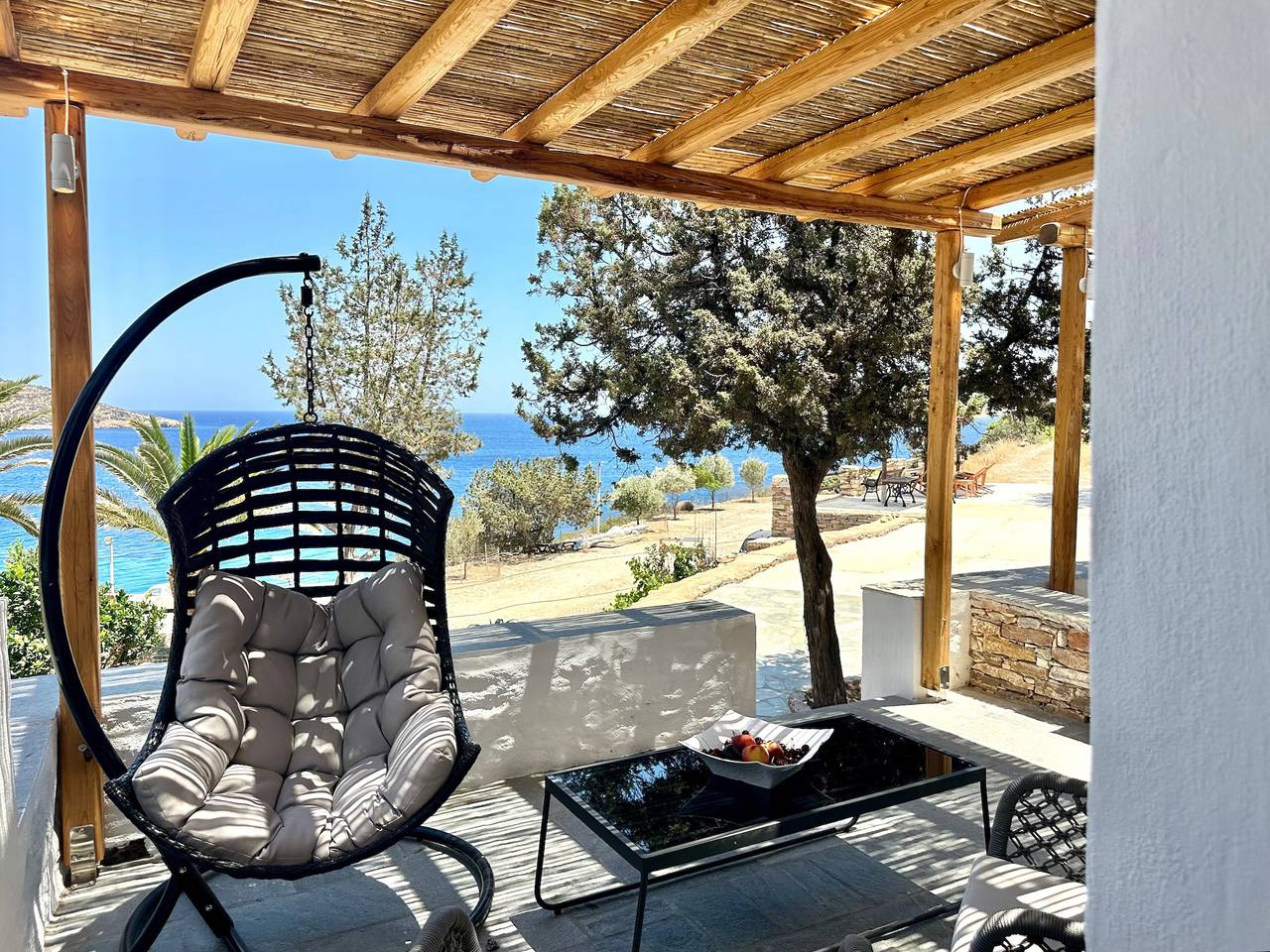 White & black Suites – Suite Five in Platis Gialos Sifnos, Sifnos
