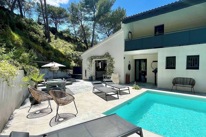 Location de vacances pour 8 personnes, avec jardin à Saint-Étienne-du-Grès