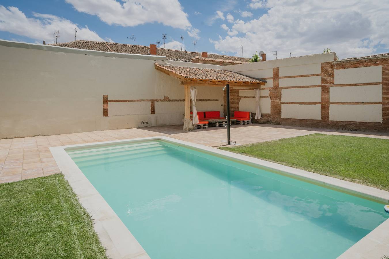 Casa Vacacional 'Villa Almudena' con Piscina Privada, Wi-Fi y Aire Acondicionado in Nava de la Asunción, Provincia de Segovia
