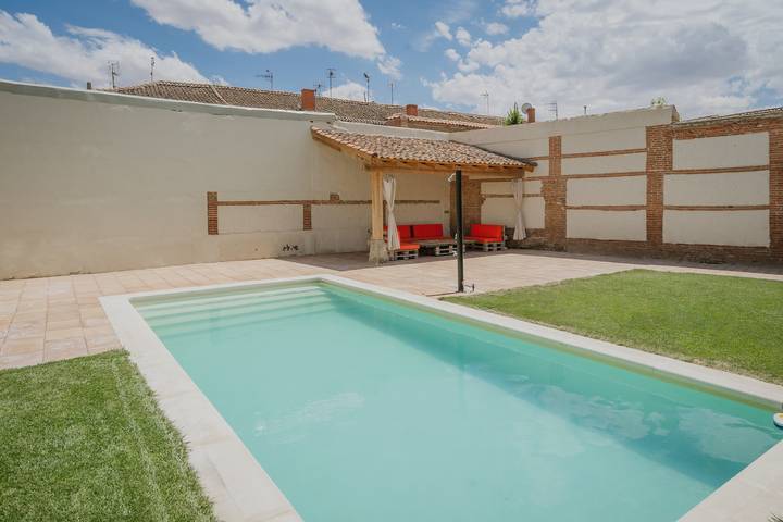 Casa Vacacional 'Villa Almudena' con Piscina Privada, Wi-Fi y Aire Acondicionado in Nava de la Asunción, Provincia de Segovia