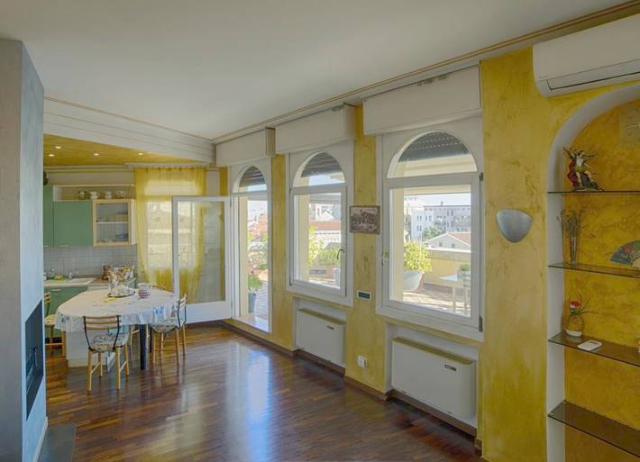 Gîte pour 6 personnes, avec vue ainsi que piscine et terrasse, animaux acceptés à Trévise - 3