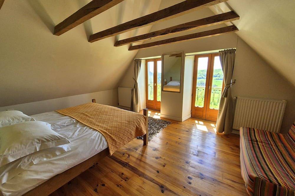La Grange, a tranquil retreat filled with modern touches, near Mur de Barrez in Mur-de-Barrez, Massif Central