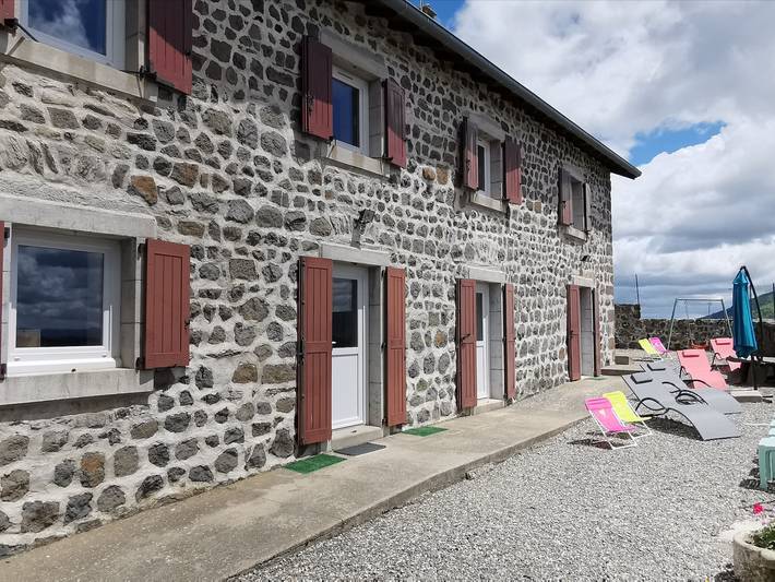 Gîte pour 13 personnes, avec Jardin dans Mézères