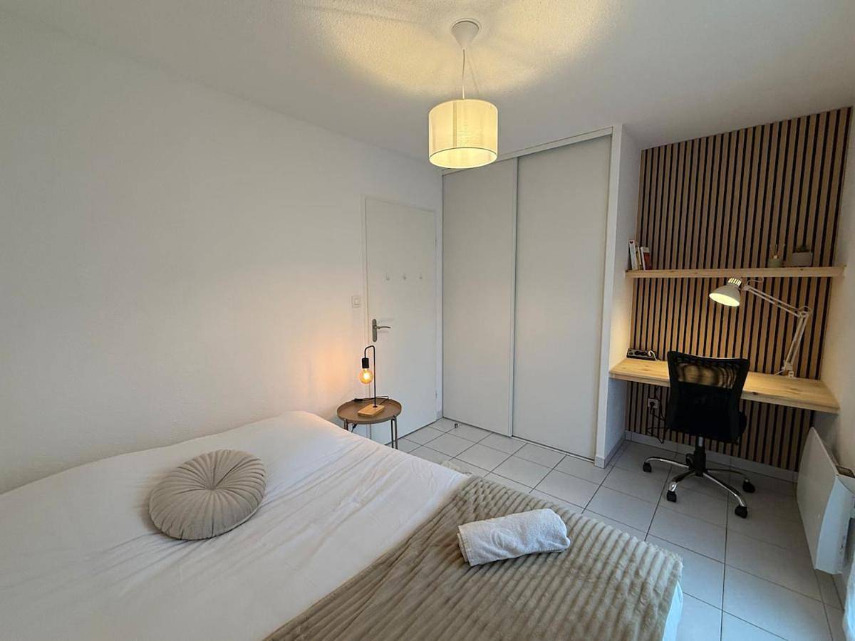 Appartement entier, Le Clair de Lune Elegant T3 with Private Parking in Maubeuge, Avesnes-sur-Helpe