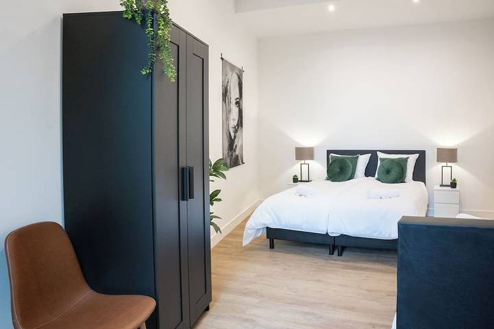 Ganze Wohnung, Entdecken Sie Ihren idealen Aufenthalt in Tilburg bei Bed en Koffie Hanno: ein neu erbautes 1-Schlafzimmer-Apartment mit Komfort, inklusive Nebenkosten, regelmäßig gereinigten Gemeinschaftsbereichen und einem ruhigen Garten zum Entspannen. in Tilburg, Nordbrabant