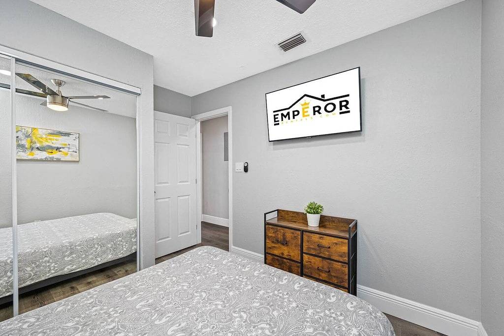 Contemporary & Fully Updated Heated Pool Home in Tampa, Tampa Bay