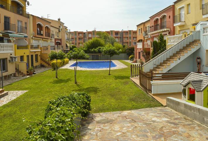 Casa rural para 6 personas, con vistas además de piscina y terraza en Ampuriabrava - 4