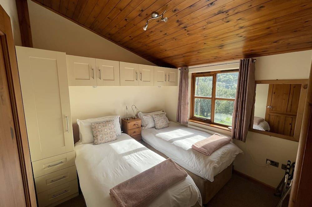 Quiet Sunny South Facing Lodge, Private Decking with Great views & Car Parking in Combe Martin, Exmoor