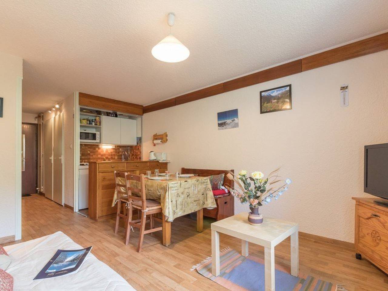 Entire apartment, Cozy Ski Getaway for 4 in Chantemerle, Serre-Chevalier - Parking, Fully Equipped Kitchen in Saint-Chaffrey, Serre Chevalier