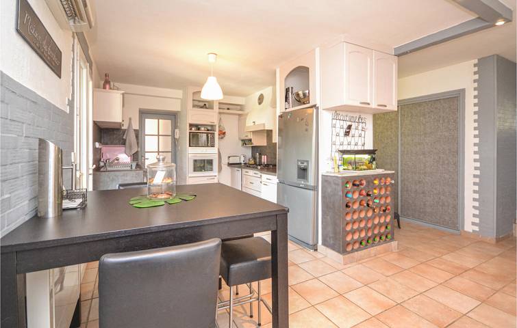 1km to Saint-Paul-Trois-Châteaux: 110m² apartment with parking, pool & internet! in Saint-Paul-Trois-Châteaux, Nyons region