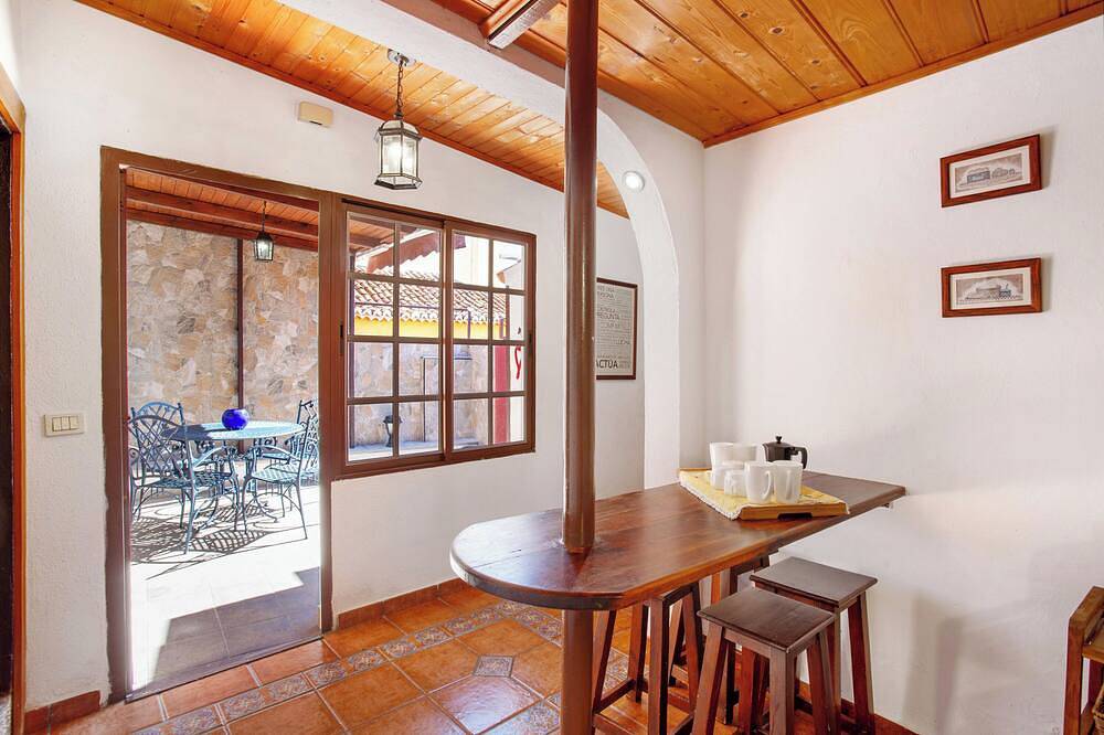 Entire apartment, Apartment 'Casa Carmen' with Private Terrace, Wi-Fi and Air Conditioning in Los Llanos, Los Llanos de Aridane