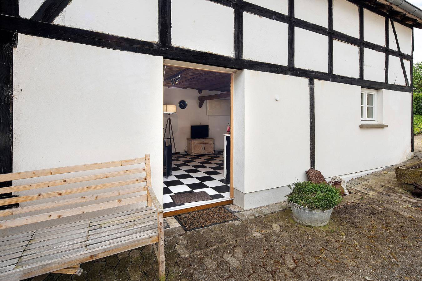 Ferienhaus 'Kutschenhaus' mit gemeinsamer Terrasse, Garten und Wlan in Neuenrade, Märkischer Kreis