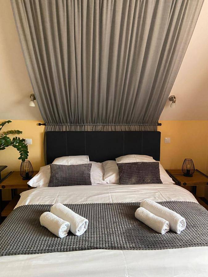 Gîte pour 2 personnes, avec piscine ainsi que terrasse et jardin à Tihany - 2