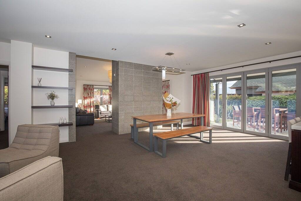 Large Luxury Lakefront Home. in Wanaka, Otago