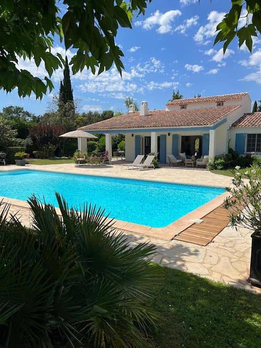Villa Les Folies - magnifique jardin avec piscine in Le Beausset, Côte méditerranéenne (France)