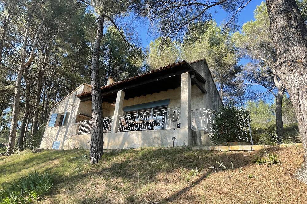 Maison au calme sous les pins. in Simiane-Collongue, Côte méditerranéenne (France)