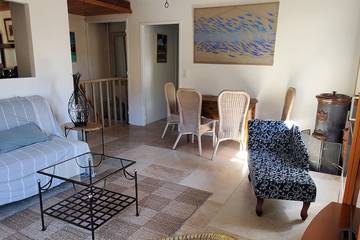 Gîte pour 6 personnes, avec terrasse ainsi que jardin et piscine, animaux acceptés à Villeneuve