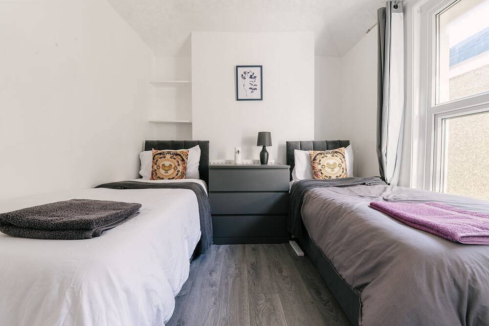 Modernised House Near City Centre & Beach w/Wifi, Parking, Snooker Table & More! in Swansea, Región de Swansea