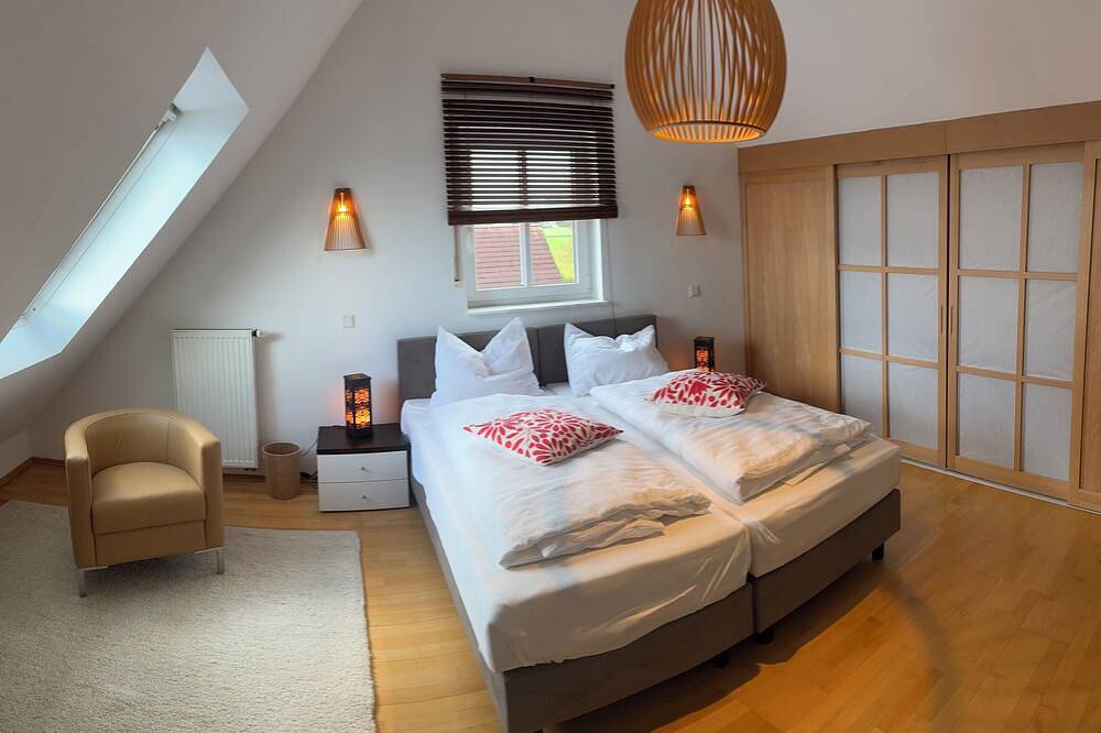 Wohnen im lichtdurchfluteten Japandi Haus mit Garten und Kaminofen in Großostheim, Fränkisches Weinland