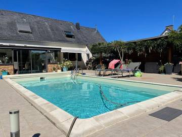 Location de vacances pour 10 personnes, avec jardin ainsi que piscine et terrasse à Saint-Molf
