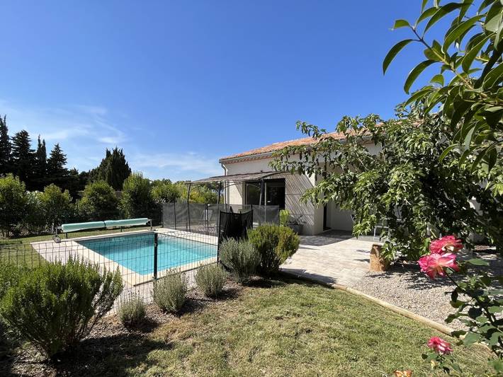 Gîte pour 8 personnes, avec terrasse ainsi que piscine et jardin