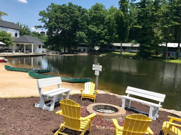 Studio for 2 people, with lake view and pool as well as balcony, kid friendly in North Carolina