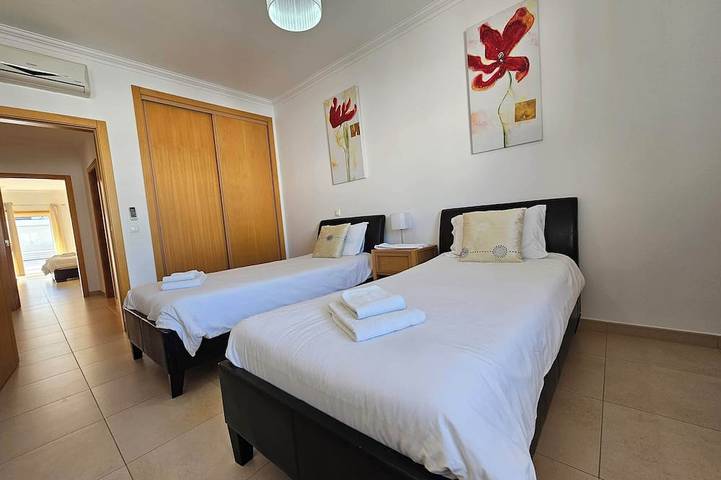 Appartement entier, Seafront Complex with private pool, two bedroom apartment fully equipped in Moncarapacho e Fuseta, Parque Natural da Ria Formosa