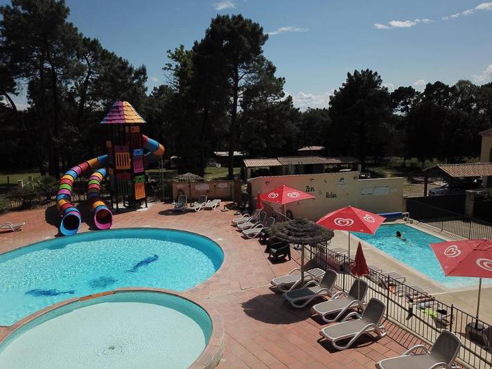 Camping pour 4 personnes, avec Terrasse ainsi que Bassin pour enfant et Piscine
