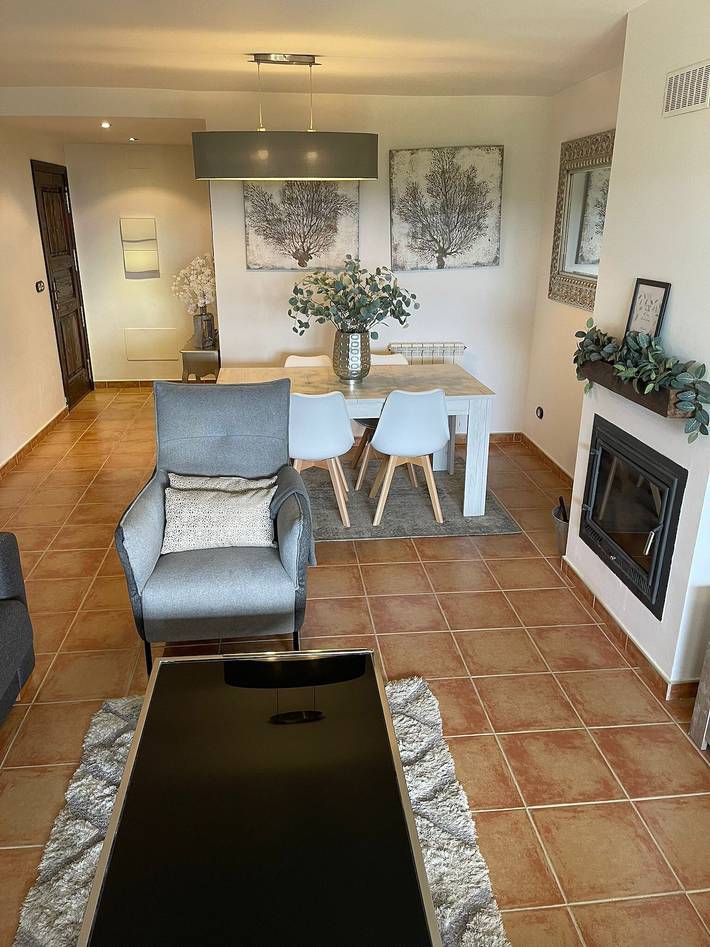 Apartamento entero, Vivienda Renovada con Gran Terraza, Vistas a la Montaña, Piscina y Wi-Fi in Jaca, Pirineo Aragonés