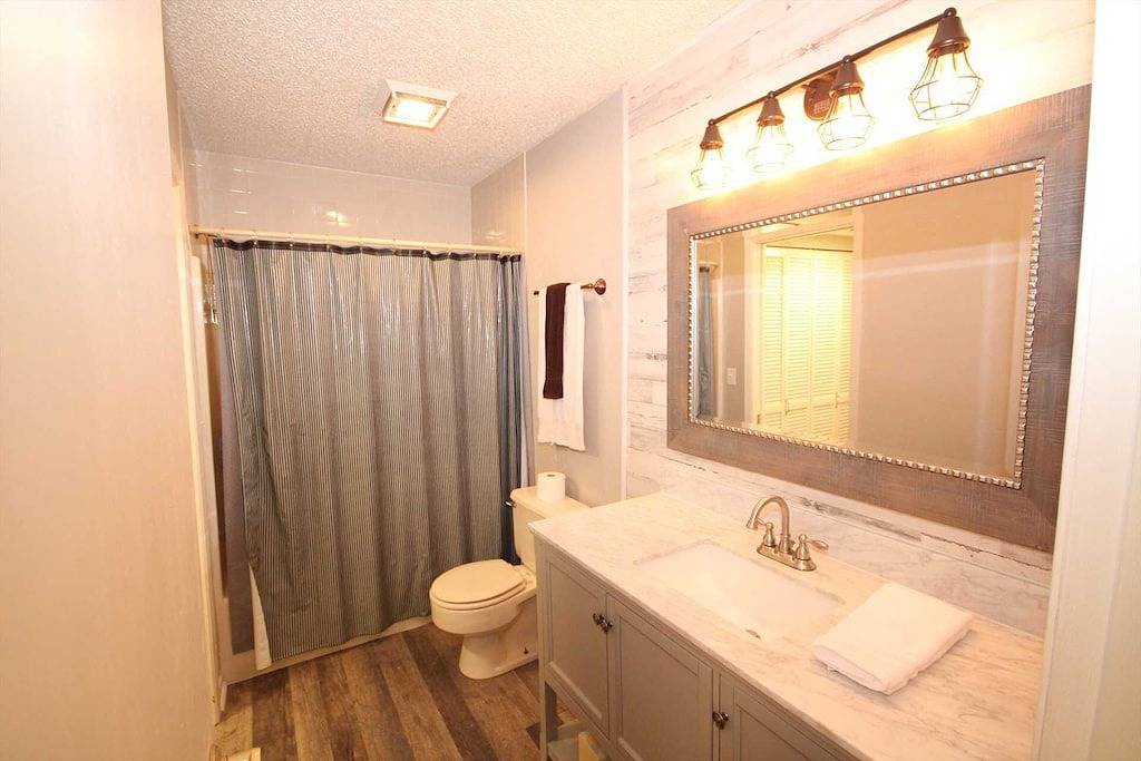 Ganze Wohnung, Lakefront One Bedroom Condo - King Bed - Close to the Water - Minimal Steps in Osage Beach, Lake of the Ozarks