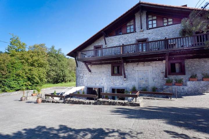 Hôtel pour 3 personnes, avec Terrasse ainsi que Jardin et Vue à Etxebarria