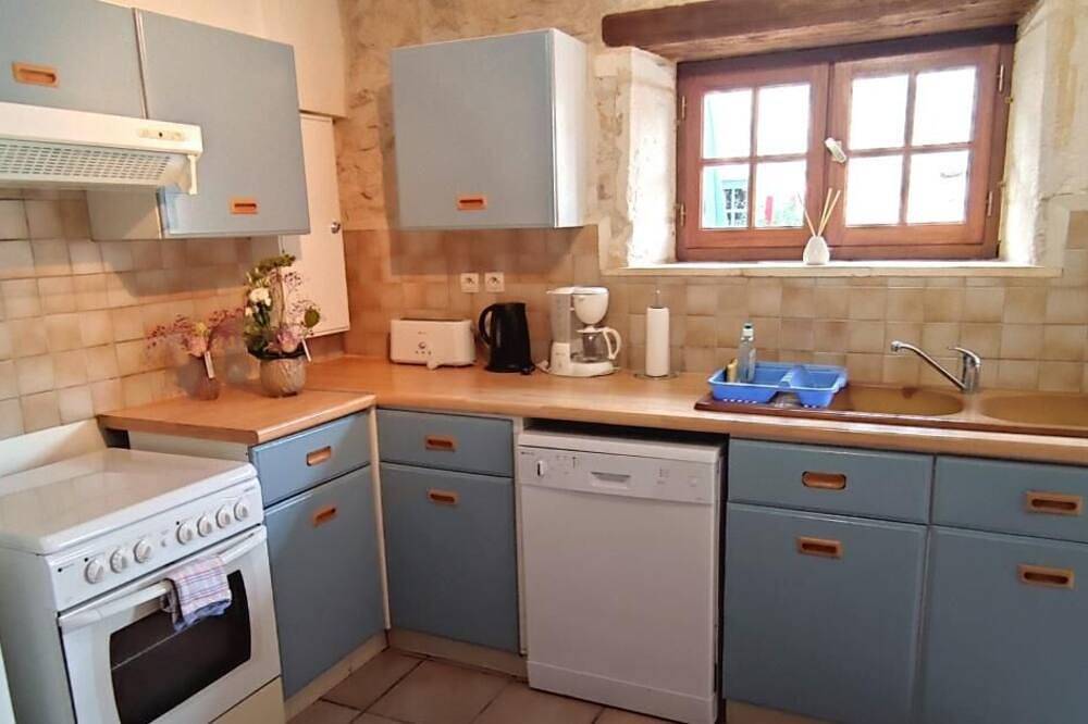 Apartamento entero, House 2 sleeps 8 3 bedrooms 1 bathroom in Ternant (Charente-Maritime), Saint-Jean-d'Angély region