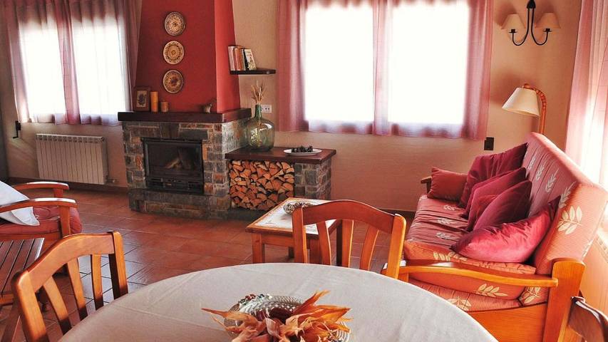 Casa rural con piscina para 4 personas, con vistas además de piscina y jardín, Familias con niños en Solsonés - 4