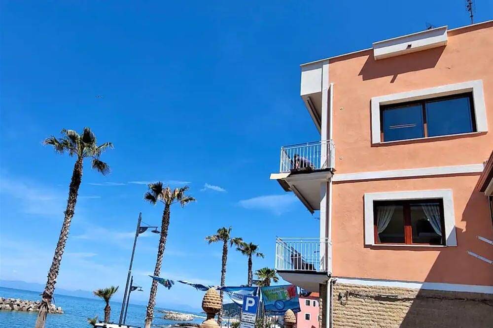 Geheel appartement, Seafront Apartment for 4 Guests in Santa Maria di Castellabate, Cilento