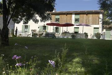 Location de vacances pour 14 personnes, avec jardin et terrasse à Arçais