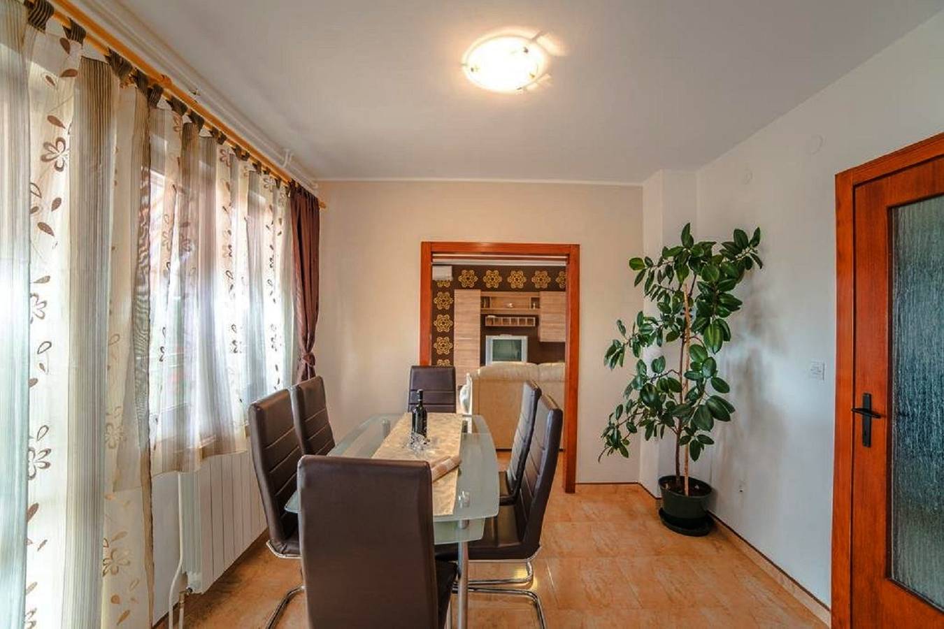 Ganze Wohnung, Herrliches Apartment mit Whirlpool, Liegestühlen bei Rovinj in Maružini, Zentralistrien