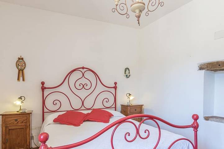 Casa indipendente  circondata da ampio giardino recintato con piscina, situate nella campagna toscan in Monticiano, Siena e dintorni