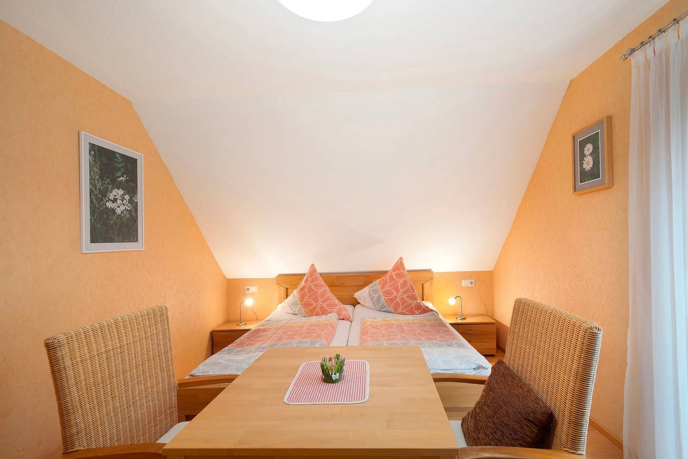 Ganzes Studio, Zimmer 'Doppelzimmer Gänseblümchen' mit Privatterrasse, Gemeinschaftsgarten und Wi-Fi in Elzach, Mittlerer Schwarzwald