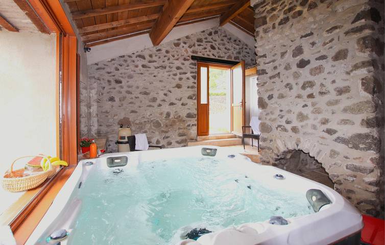 Riverside Bliss: Charming Apt with Pool, Whirlpool & Parking in Privas (arrondissement)