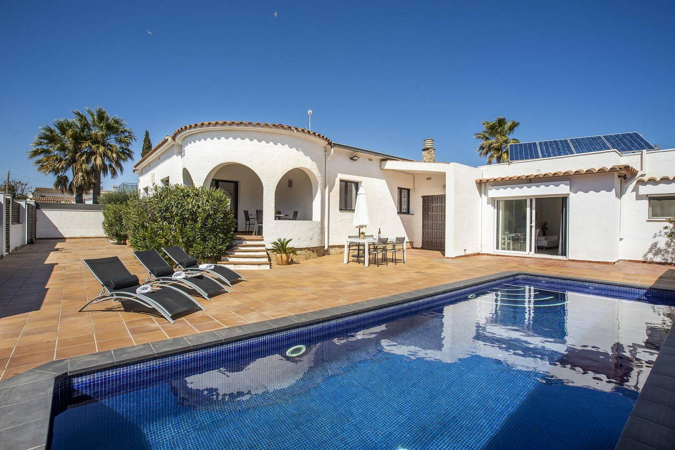 Bonita casa con piscina privada y cinco dormitorios in Ampuriabrava, Alt Empordà