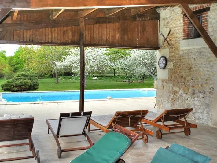 Location de vacances pour 8 personnes, avec piscine ainsi que terrasse et jardin à Orbigny - 4