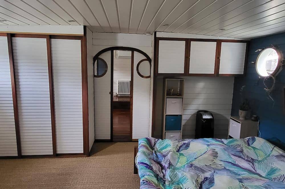 Atypical, peaceful houseboat in Confluence in Lyon, Rhône