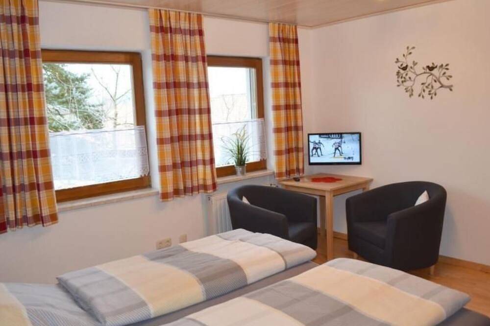 Ganze Wohnung, Gemütliche Ferienwohnung in Weiherhäuser mit Garten und Terrasse in Gotteszell, Ostbayern