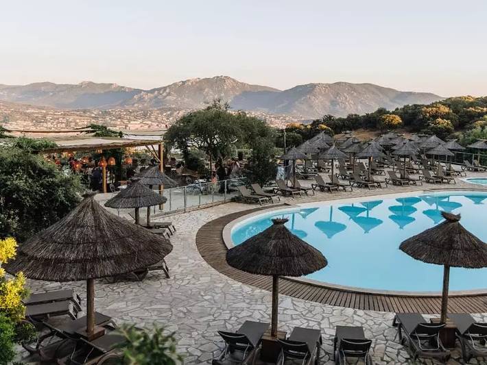 Chalet für 6 Personen, mit Terrasse und Pool sowie Ausblick auf Korsika - 4