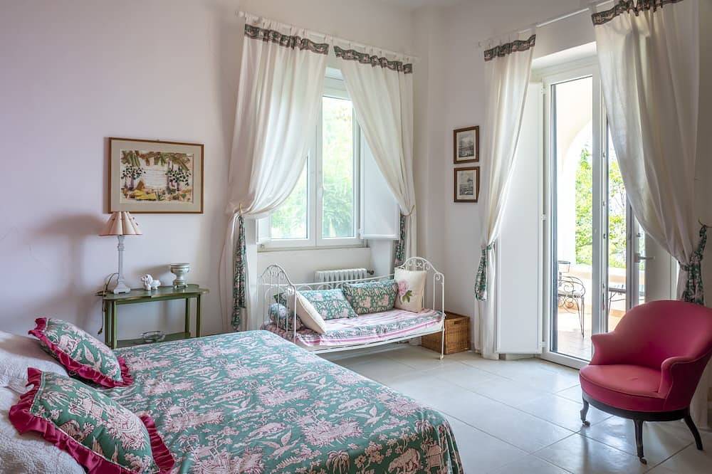 Beautiful Italian villa with pool, sea view (Capri), close to the beach in Castellabate, Cilento