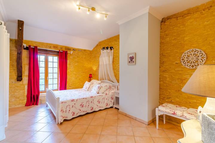 Bed and Breakfast 'Chambre Quietude' with Shared Terrace, Shared Garden and Wi-Fi in Coly-Saint-Amand, Périgord Noir