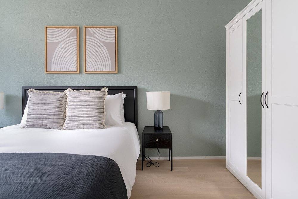 Apartamento inteiro, Sunny Leimbach 3.5 Room w/ Storage & W/D, 2 mins to market, by Blueground in Zurique, Bezirk Zürich