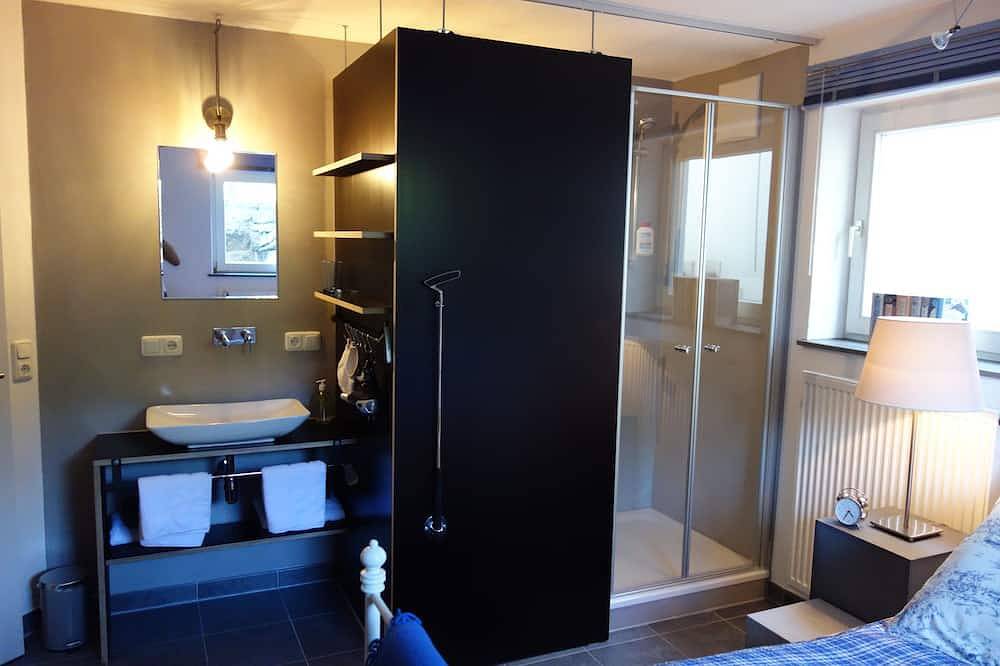 Ganze Wohnung, Chiemgau Room: Kleines, feines Zimmer im Souterrain, Terrasse, eigener Zugang in Riedering, Landkreis Rosenheim