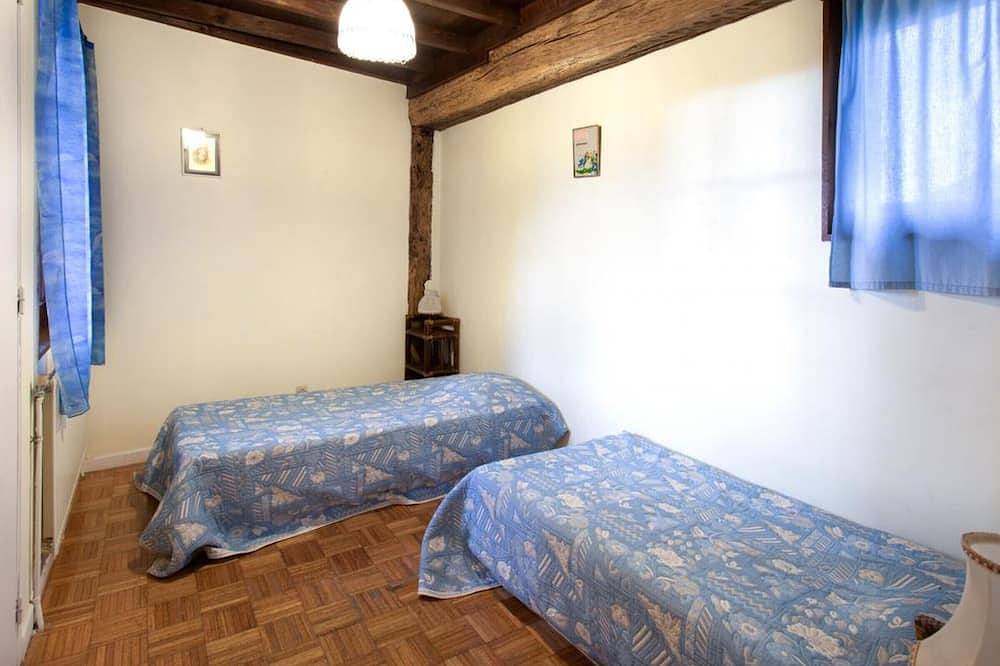 Casa rural con terraza, jardín, juegos y chimenea in Saint-Médard-en-Forez, Montbrison