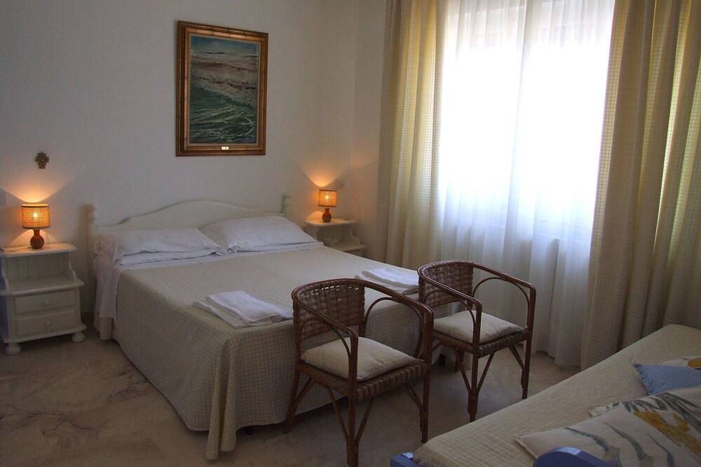 Entire apartment, Cosy apartment for 4 people with Wifi, A/C, patio and panoramic view in Marina di Castagneto Carducci, Etruscan Coast